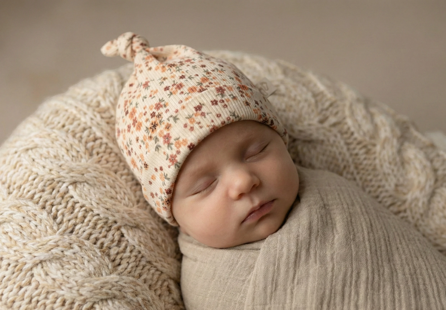 Mutsje boterbloem klei roze gedragen door newborn