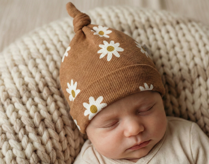 Mutsje baby daisy clay gedragen door newborn