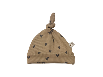Detail ribstof mutsje hartjes donker beige