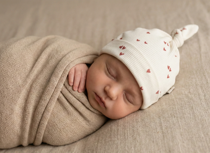 Baby draagt mutsje hartjes klei roze Barefoot Baby