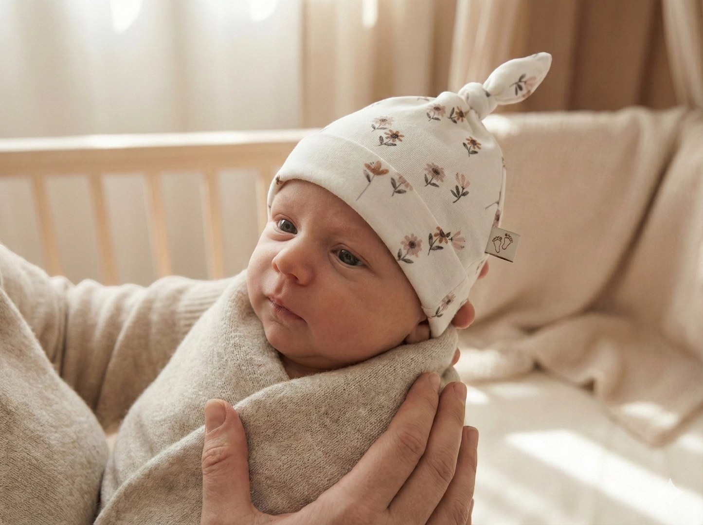 Baby draagt mutsje spring Barefoot Baby