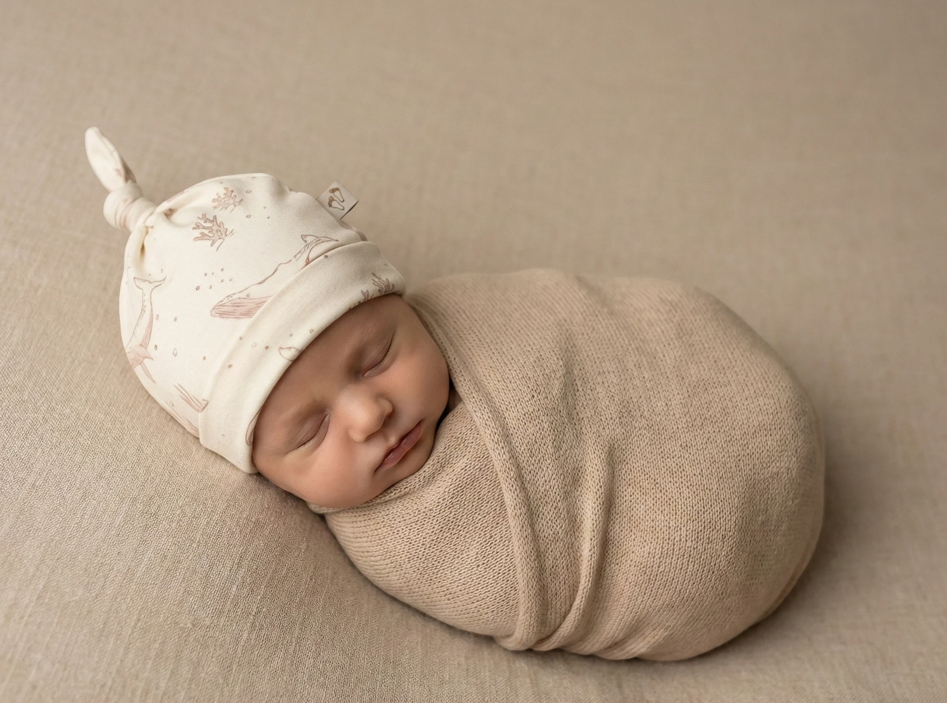 Mutsje baby whales gedragen door newborn