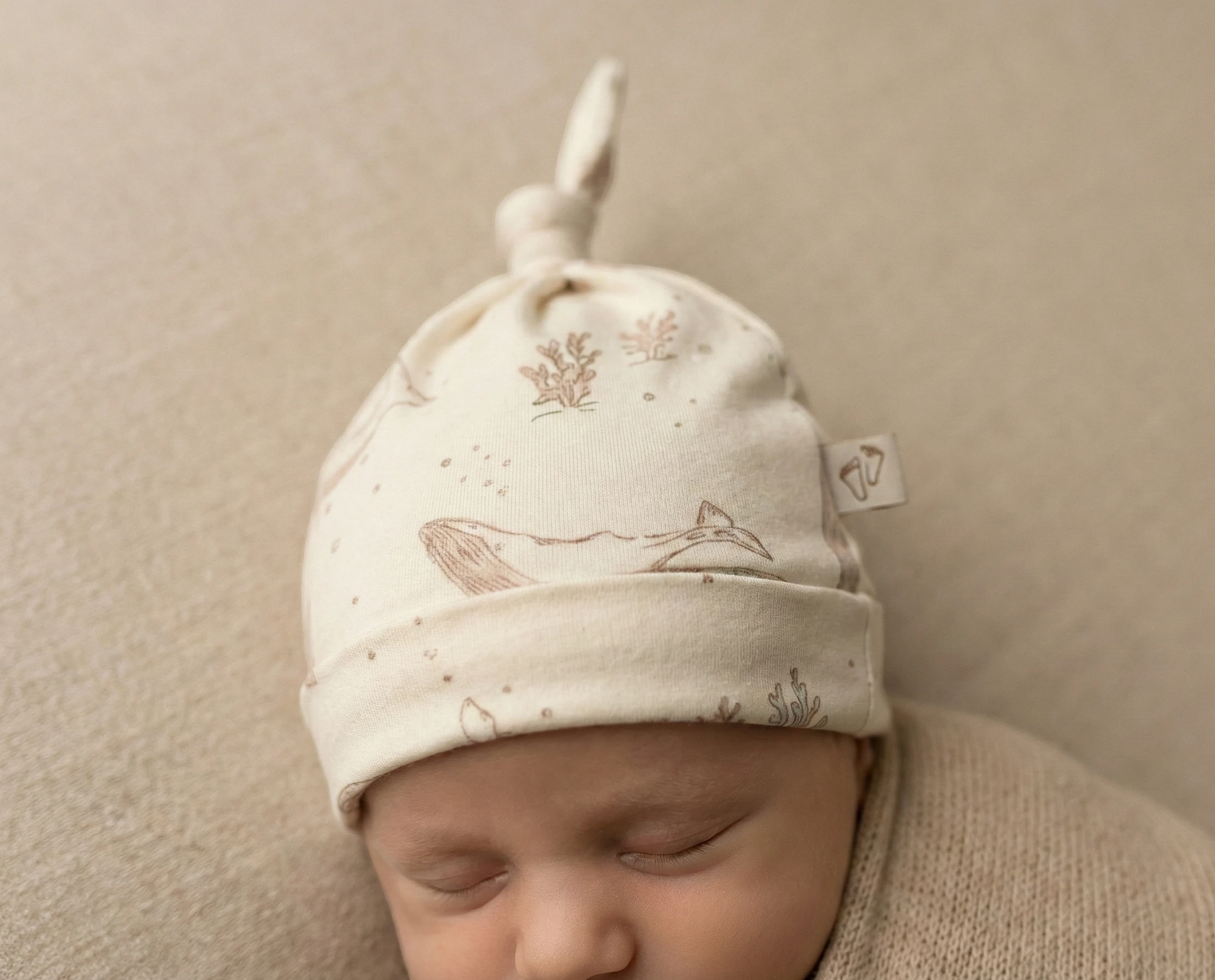 Detail van verstelbaar knoopje mutsje whales