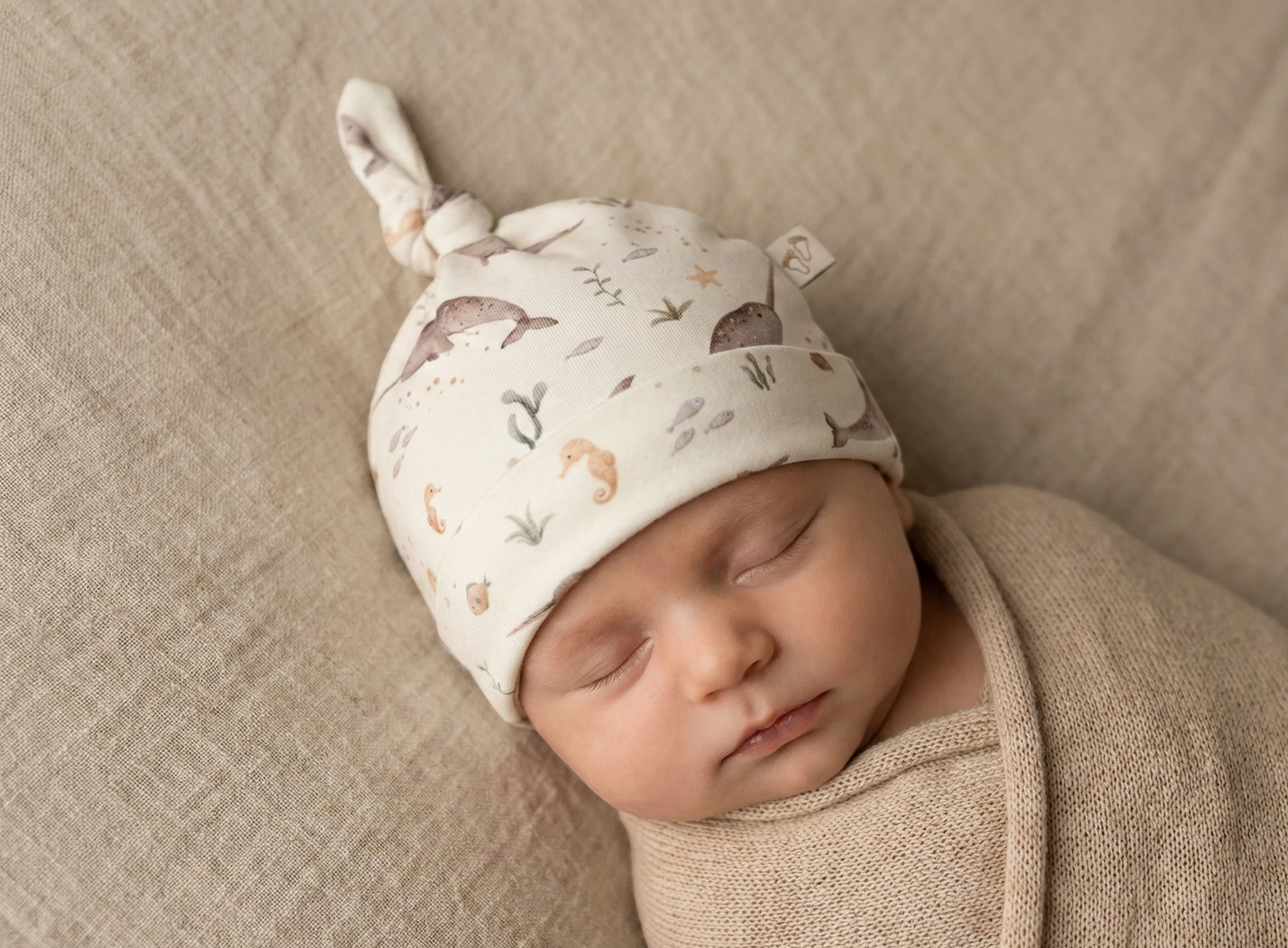 Baby draagt mutsje zeedieren Barefoot Baby