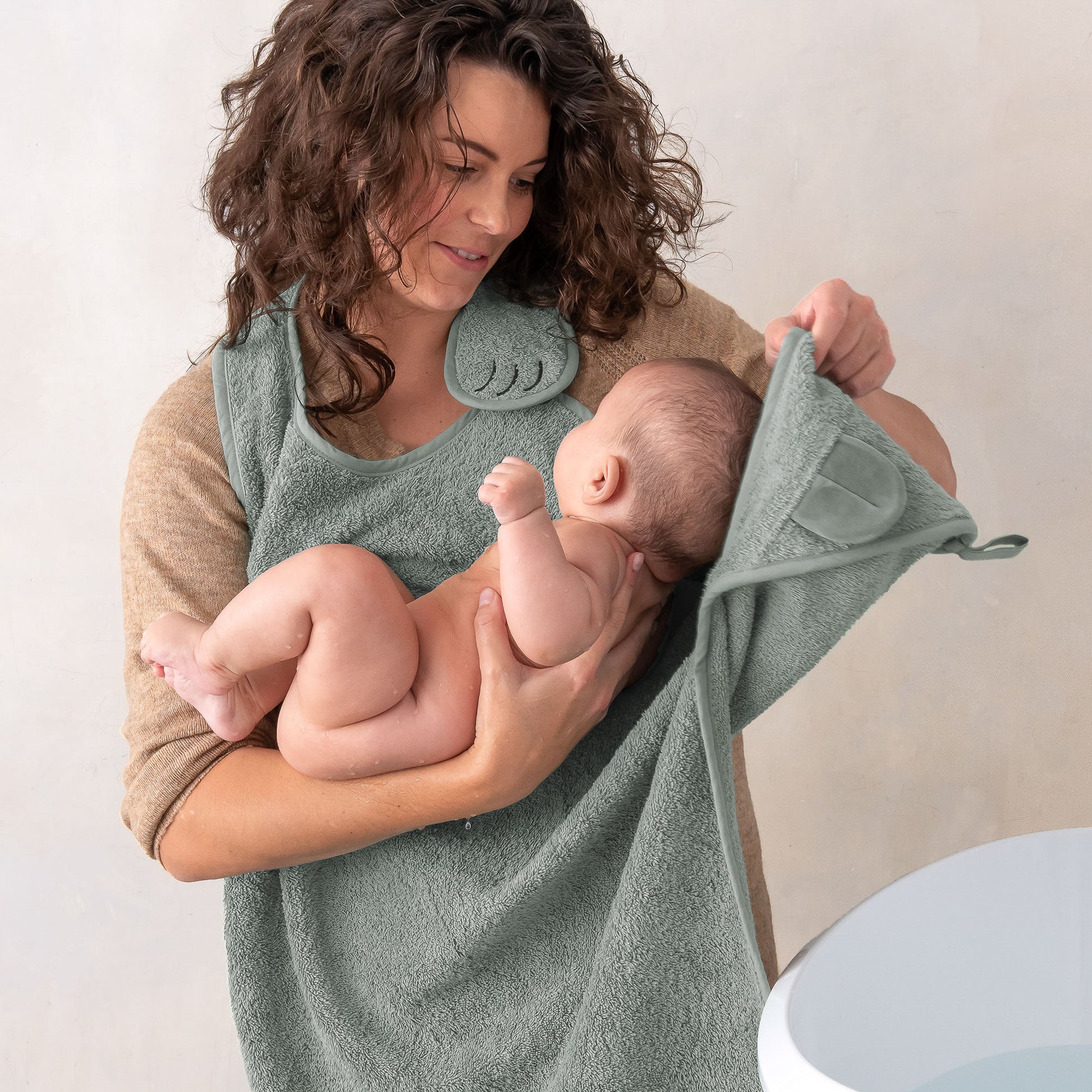 Detail van de zachte capuchon op de Nifty Baby badcape voor extra warmte