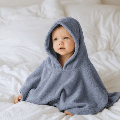 Badponcho voor baby van zachte katoenen badstof in grey blue, ideaal na badderen of zwemmen