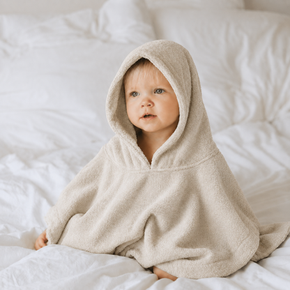 Zachte baby poncho van 100% katoen in de kleur sandstone grey met capuchon van absorberende badstof