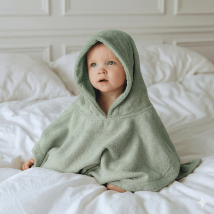 Badponcho voor baby van zachte katoenen badstof in de kleur stone green, ideaal na badderen of zwemmen