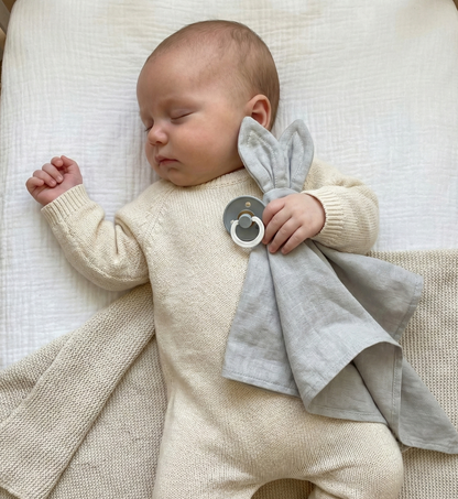 Detail van de zachte stof van het Saga Cuddle Cloth knuffeldoekje in silver gray