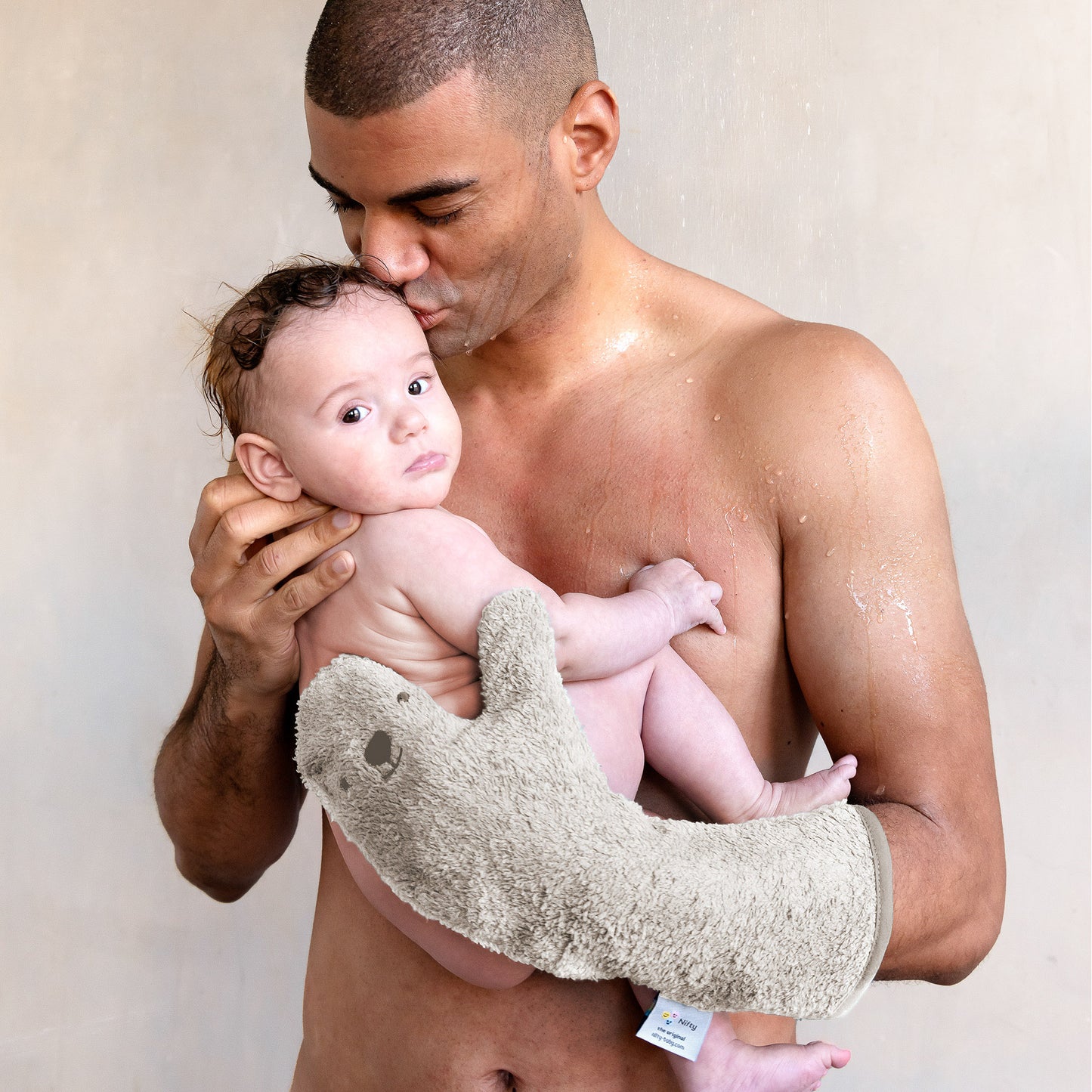 Veilig baby douchen met de Nifty douchehandschoen van zachte badstof in kleur Vanilla