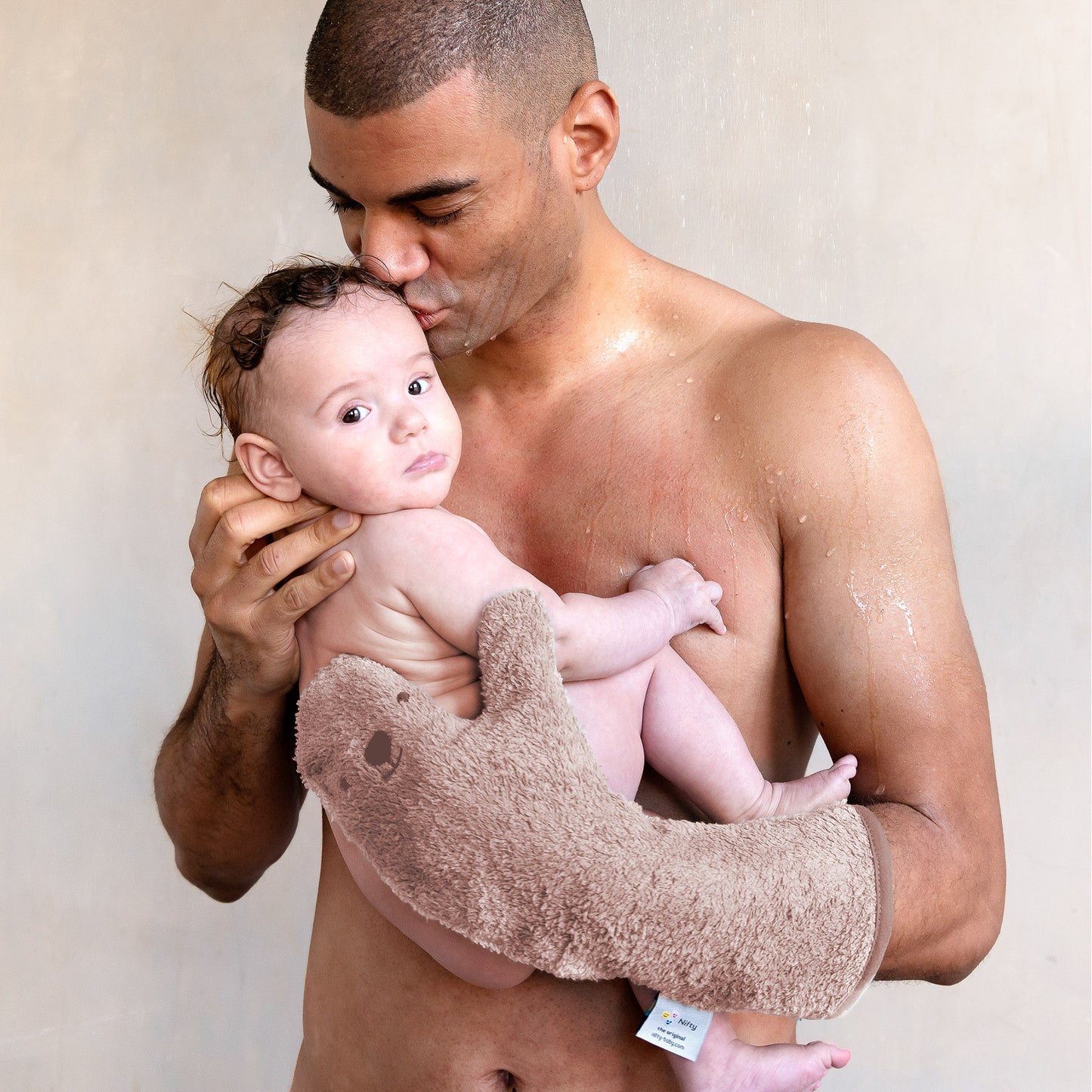 Veilig baby douchen met de Nifty douchehandschoen van zachte badstof in kleur Blush