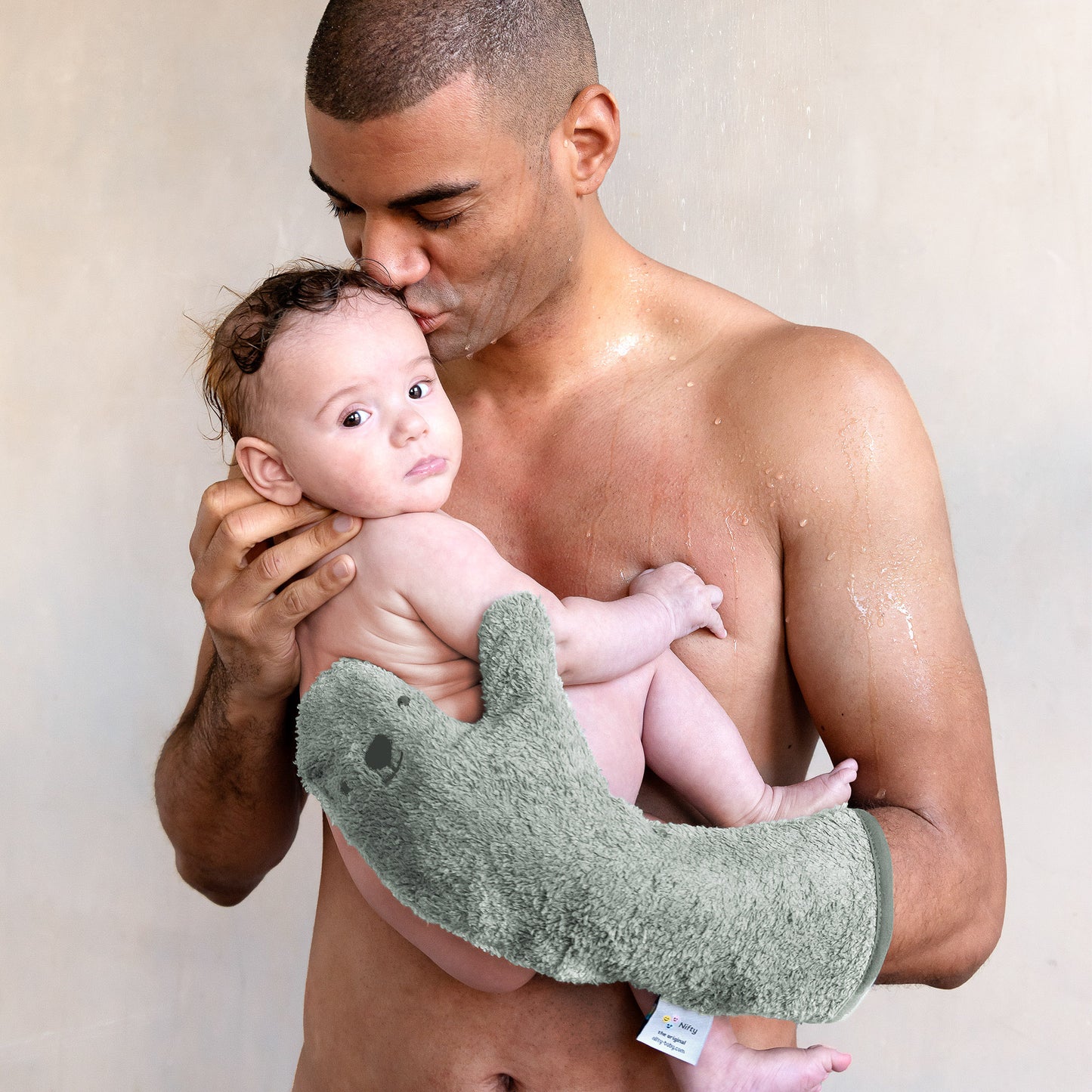 Veilig douchen met je baby met de Nifty douchehandschoen Olive van zachte badstof