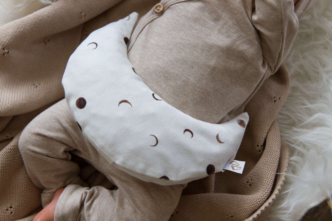 Zacht baby warmtekussen Comfy Luna met rustige maanprint