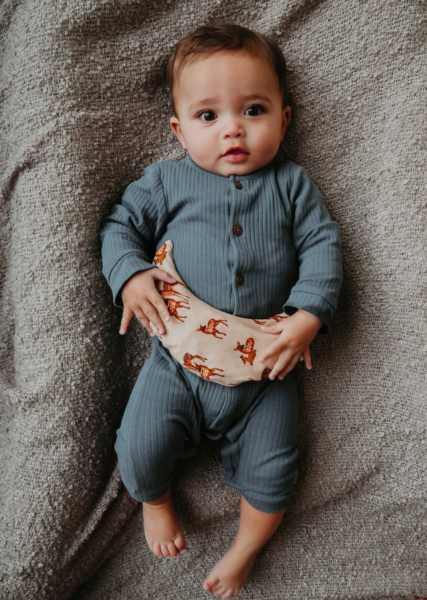 Zacht baby warmtekussen Comfy Luna met rustige hertjes print