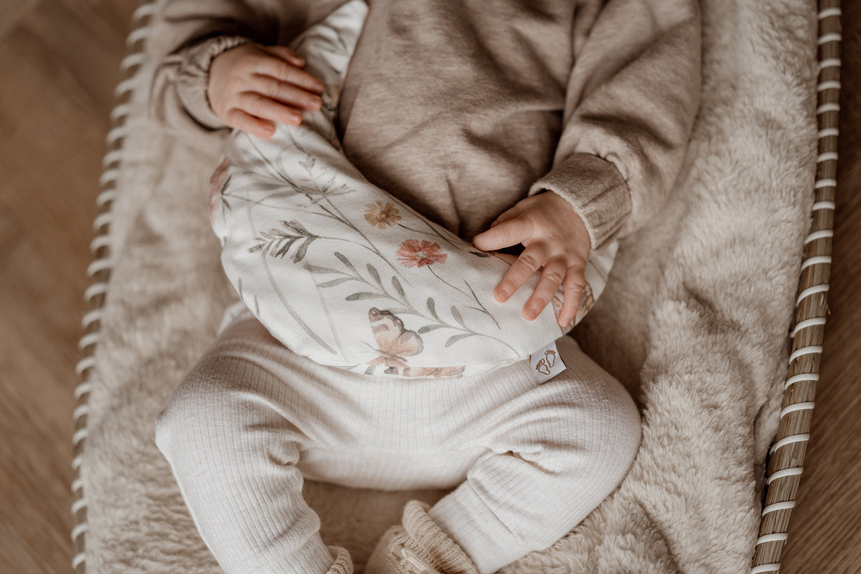 Zacht baby warmtekussen Comfy Luna met bloemen en vlinders print