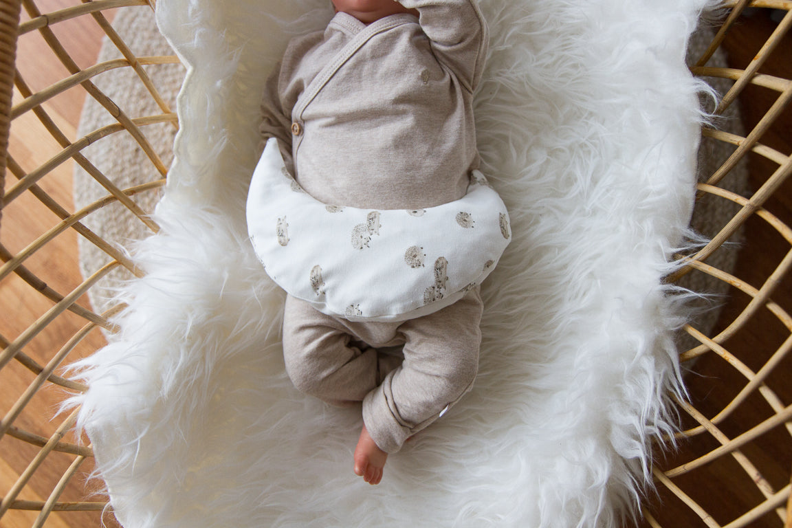 Zacht baby warmtekussen Comfy Luna met rustige hedgehog print