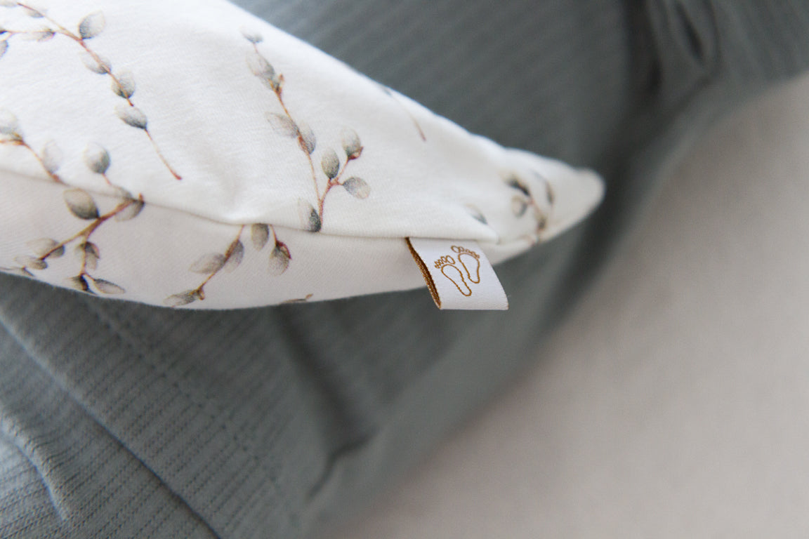 Zacht baby warmtekussen Comfy Luna met rustige katjes tak print