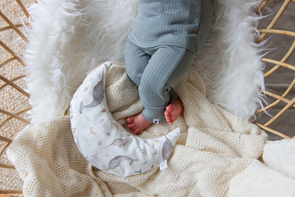 Zacht baby warmtekussen Comfy Luna met rustige narwal print