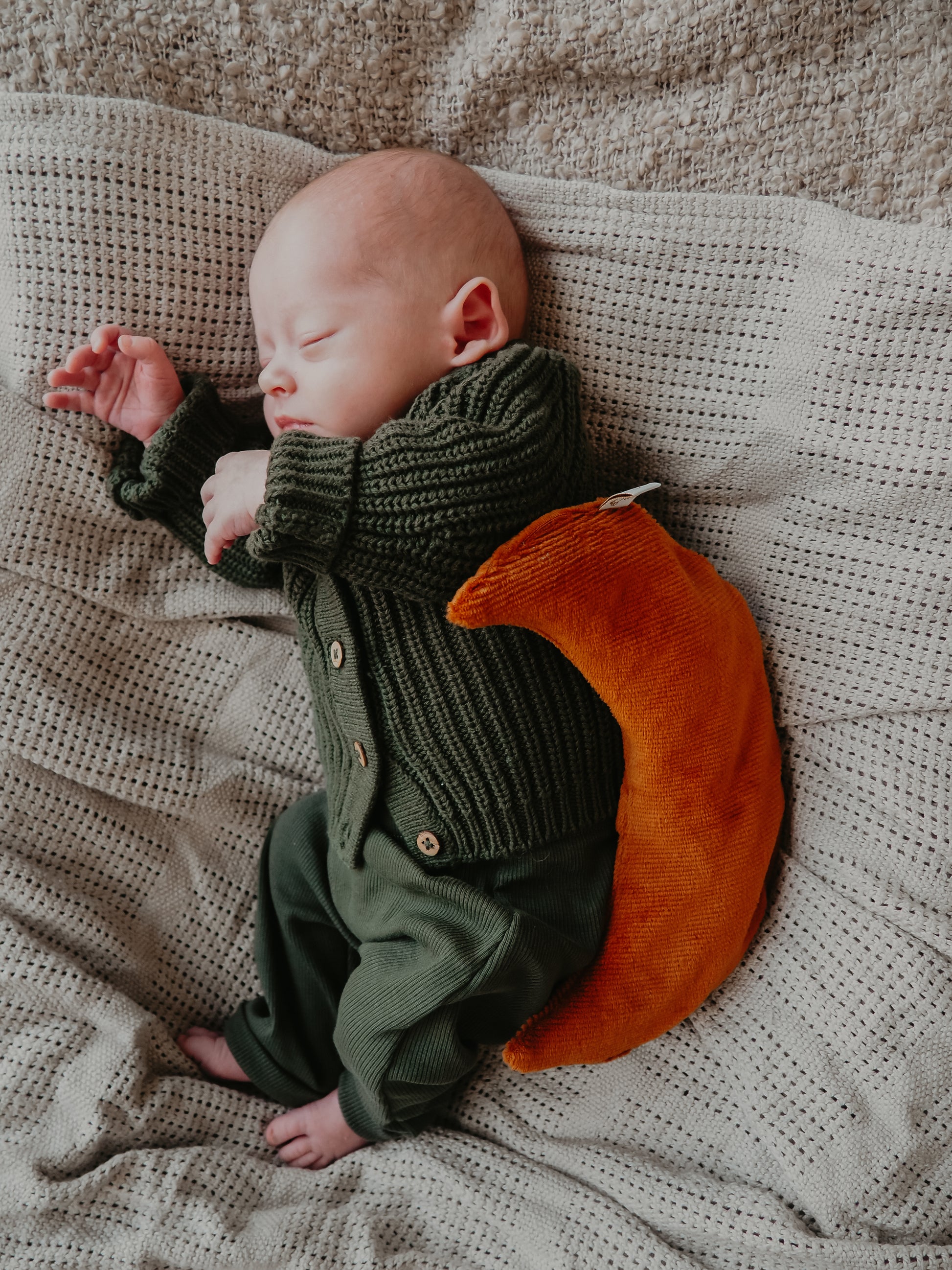 Zacht baby warmtekussen Comfy Luna in warme cognac kleur