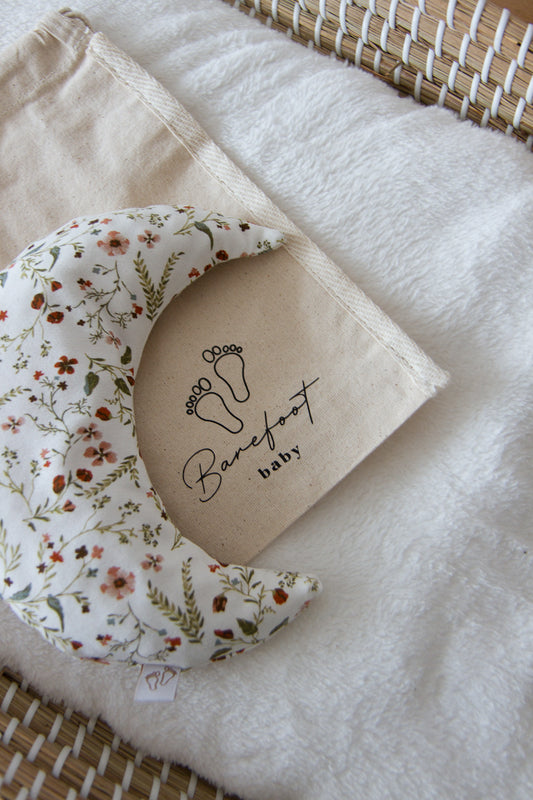 Een handgemaakt maanvormig warmtekussen gevuld met biologisch gereinigde kersenpitten. Het warmtekussen is gemaakt van zachte, duurzame stoffen, waaronder OEKO-TEX en GOTS-gecertificeerd katoen en heerlijk zachte merino wol. Perfect voor het verlichten van buikkrampjes bij baby's, ondersteuning bij borstvoeding en ontspanning voor mama. Verkrijgbaar in verschillende stijlvolle prints.