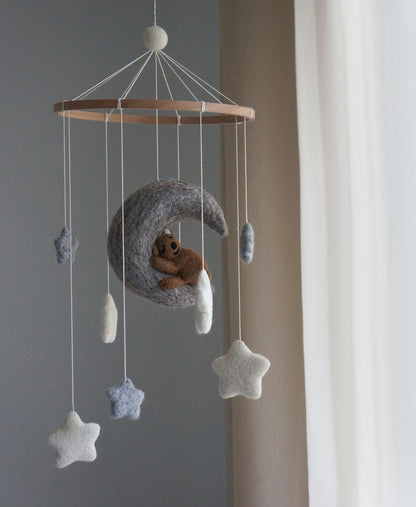 Handgemaakte vilten wiegmobiel met beer en grijze maan, fair trade geproduceerd in Nepal – natuurlijke babykamer decoratie van Barefoot Baby