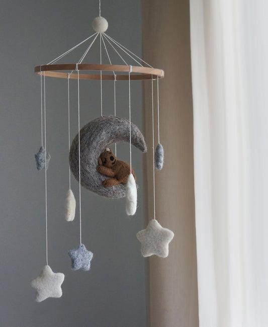 Handgemaakte vilten wiegmobiel met beer en grijze maan, fair trade geproduceerd in Nepal – natuurlijke babykamer decoratie van Barefoot Baby