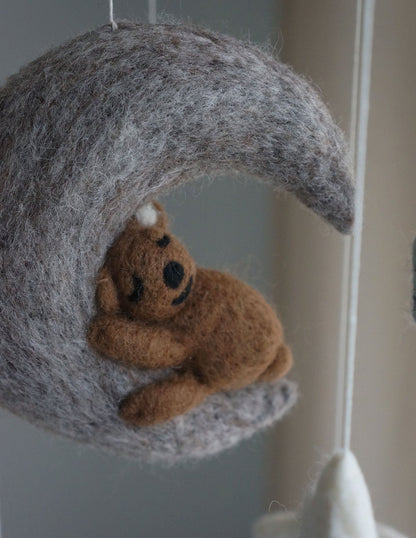 Vilten wiegmobiel met beer en grijze maan, handgemaakt in Nepal – rustgevende decoratie voor de babykamer van Barefoot Baby