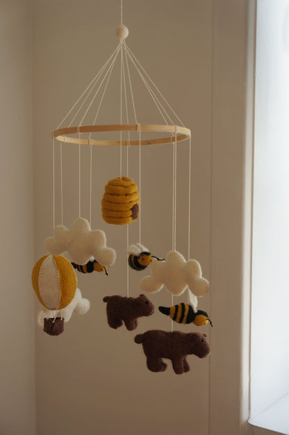 Wiegmobiel van wolvilt met beren en bijen, handgemaakt en perfect voor een natuurlijke babykamer