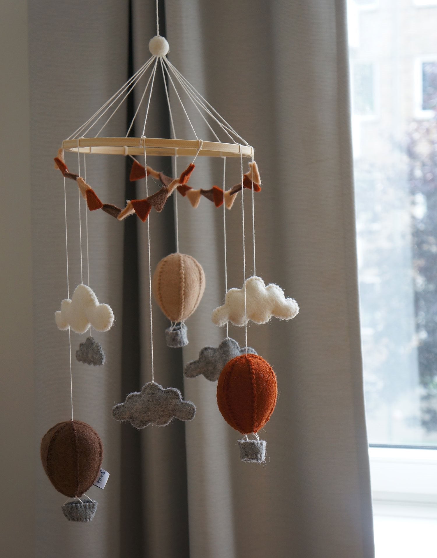 Vilten wiegmobiel met beige en bruine luchtballonnen, handgemaakt en rustgevend – Barefoot Baby