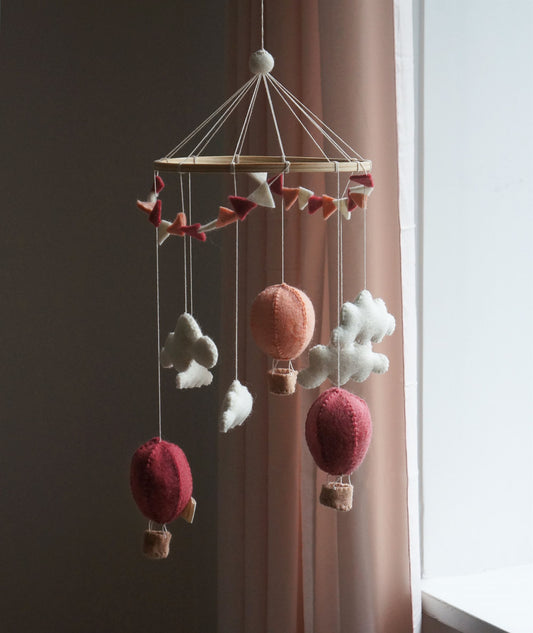 Wiegmobiel met koraalkleurige luchtballonnen van wolvilt, handgemaakt en rustgevend – Barefoot Baby
