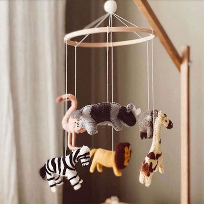 Wiegmobiel van wolvilt met safari dieren, handgemaakt en fair trade geproduceerd – Barefoot Baby