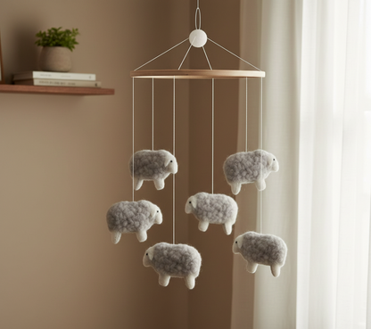 Wiegmobiel met vilten schaapjes, handgemaakt en perfect voor een zachte, rustige babykamer 