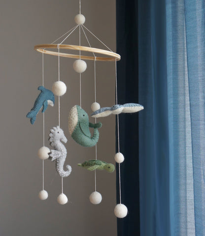 Vilten zeedieren wiegmobiel in blauw/groen, handgemaakt en fair trade geproduceerd – Barefoot Baby